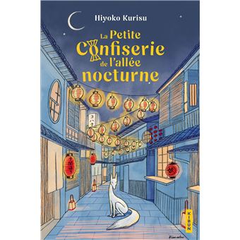 On voit sur cette couverture une allée pavée de nuit avec des lanternes allumées. Il y a plusieurs boutiques et au milieu un renard blanc assis