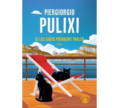 un ponton de croisière avec vue sur la mer, au premier plan un chat noir assis sur le ponton et un autre chat noir sur un transat