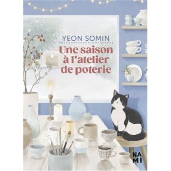 On voit un atelier de poterie avec une table et des étagères blanches avec différents objets en céramique (tasses, assiettes,etc) et des pinceaux sur un fonds violet clair avec une plante en pot et des guirlandes
